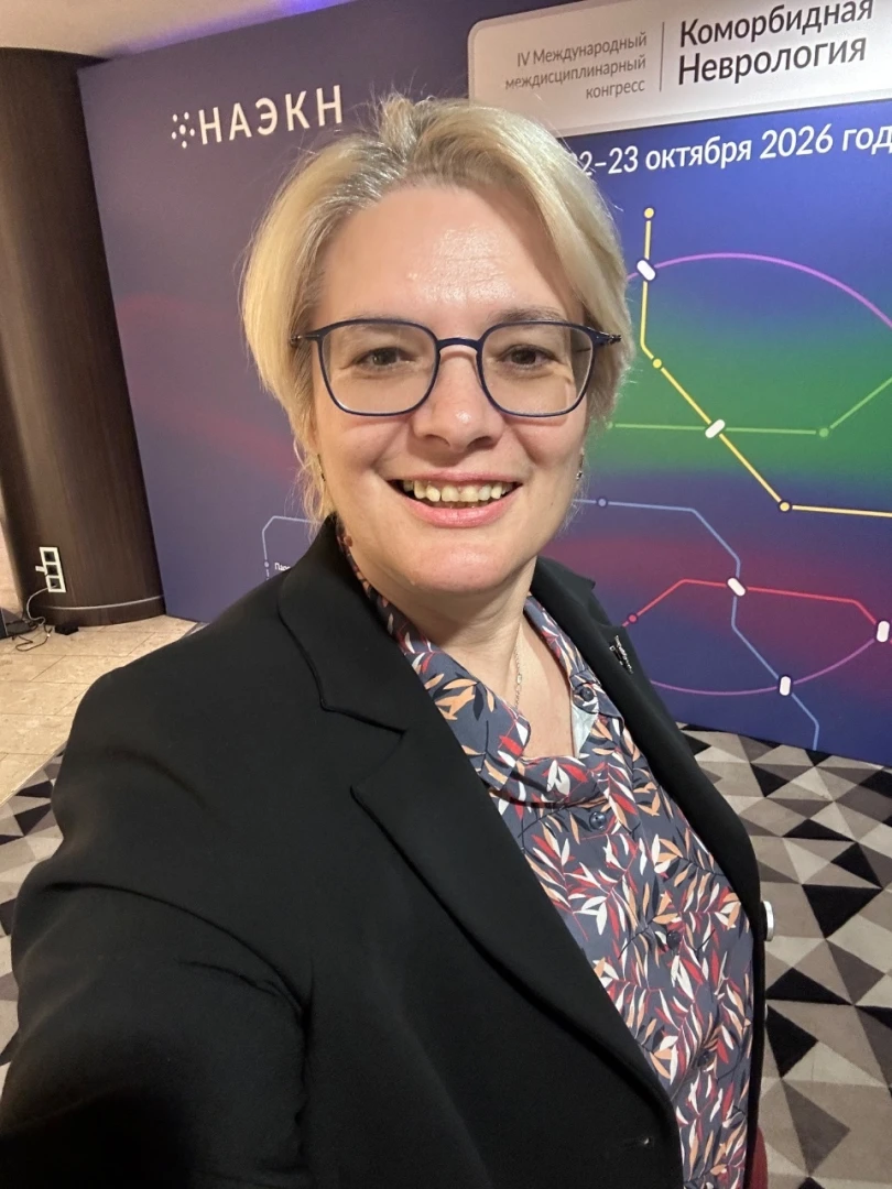 Кетевана Сергеевна Мешкова на фоне баннера конгресса «Коморбидная неврология»